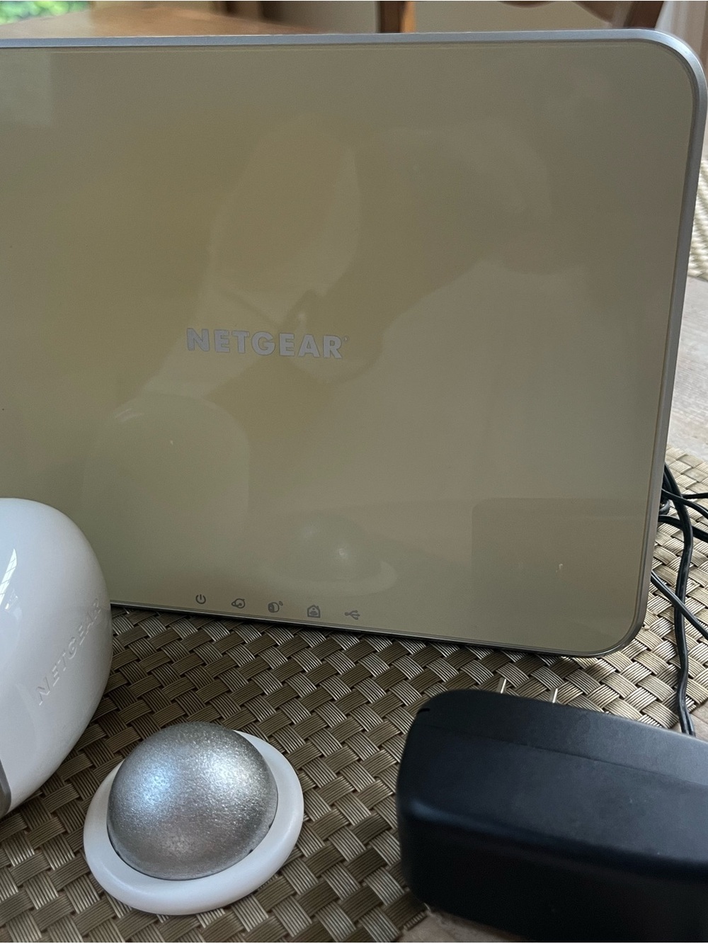 NETGEAR VMB3000 base station with Arlo video camera